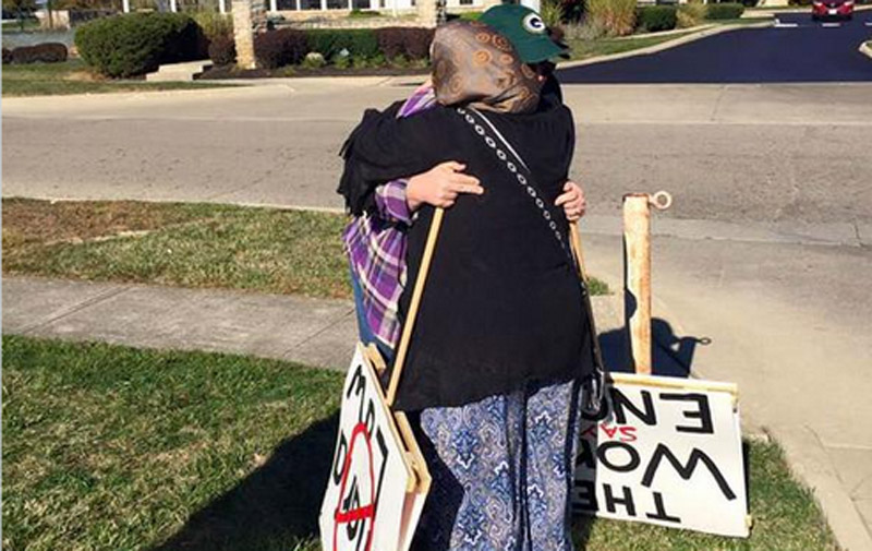 USA : une manifestante anti-islam change d’avis après avoir parlé à des musulmans