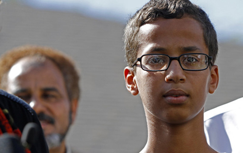 USA : Ahmed 14 ans, arrêté à tort pour avoir construit une horloge, Obama l’invite à la maison Blanche
