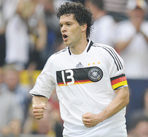 L’Allemagne compte sur Ballack , moins sur sa défense
