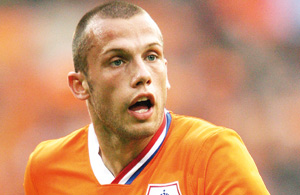 Pays-Bas : John Heitinga, l’arme anti-Forlan