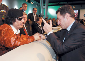 Mouammar Kadhafi brise son isolement à Paris
