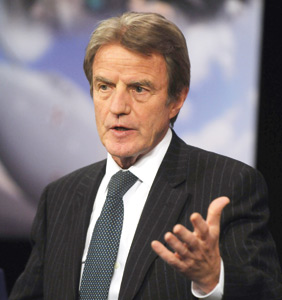Bernard Kouchner conjugue la burqa à l’international