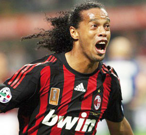 Ronaldinho qualifie l’AC Milan en 8es de finale