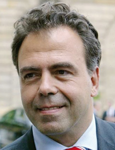 France : Luc Chatel mine le débat sur l’identité nationale