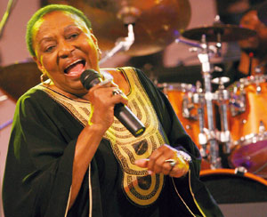 Miriam Makeba décède d’une crise cardiaque à l’issue d’un concert