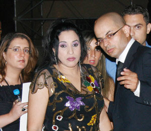 Festival national des arts populaires : Najat Atabou accueillie par une pluie de pierres
