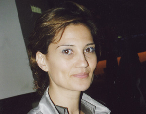 Narjiss Eljoubari peint le parapluie à la galerie d’art l’Atelier 21