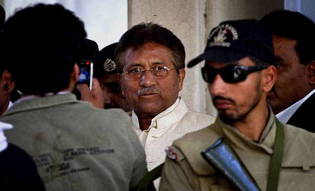 Pakistan: Musharraf évite le tribunal grâce à un problème cardiaque