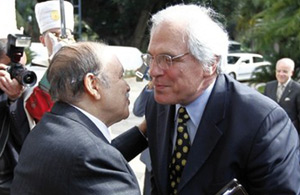 Ross appelle Bouteflika à s’engager dans la recherche d’une solution