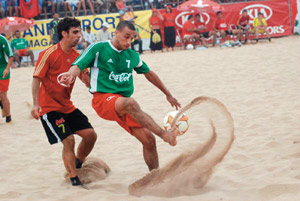 Le beach soccer, un sport qui envahit nos plages