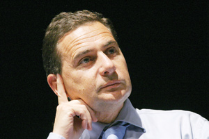 Eric Besson lâche les tests ADN en rase campagne