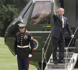 Irak : Bush persiste et signe