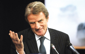 Bernard Kouchner donne des signes de lassitude