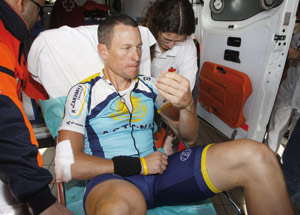 Lance Armstrong chute et abandonne