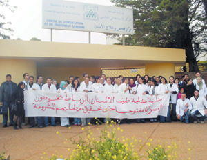 Les étudiants dentistes montrent les dents
