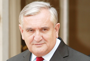 Raffarin s’insurge contre Sarkozy