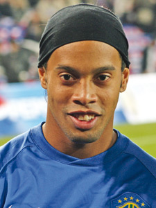 Ronaldinho prolonge son contrat pour trois ans