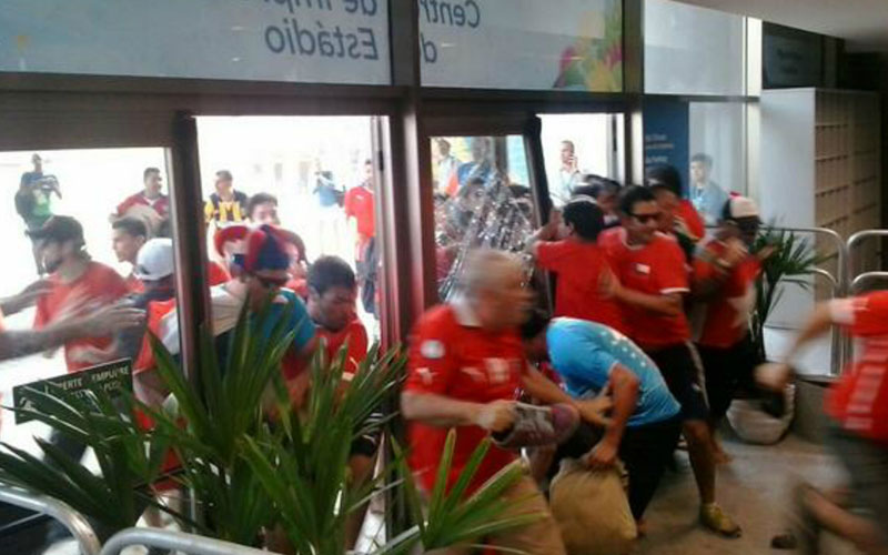 Coupe du monde 2014 – Vidéo : Des supporters chiliens sans billet forcent l’entrée du Maracanã