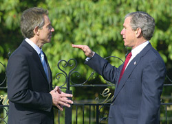 Bush offre une fleur à Blair
