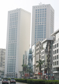 Barcelone ou Calcutta, Casa doit choisir