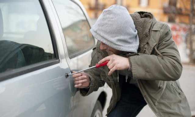 Elle engage son amant pour voler la voiture de son futur mari