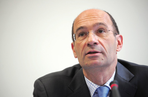 Woerth ne goûtera pas à la trêve estivale