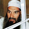 Mohamed Fizazi dans un aquarium