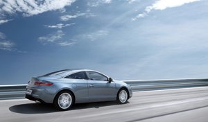 Renault Laguna Coupé : Une robe et des dessous craquants