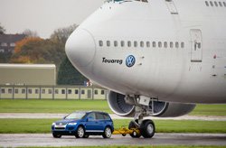 Un Volkswagen Touareg, remorqueur d’un Boeing