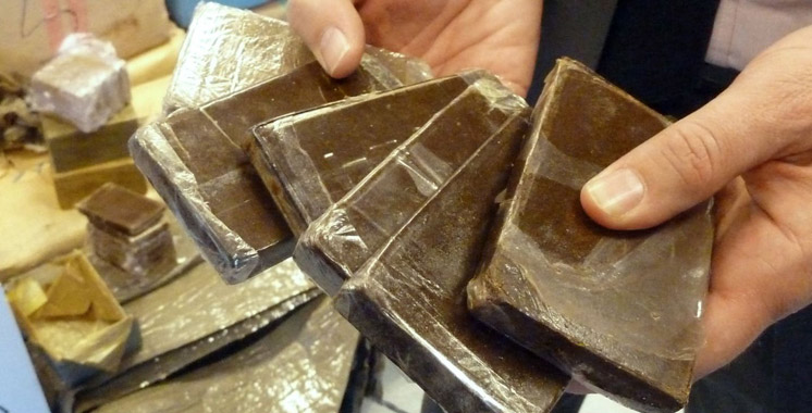 Des plaques de haschich et des capsules de cocaïne saisies chez des trafiquants de drogue