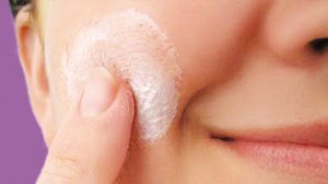 Hygiène et soins réguliers pour une peau douce