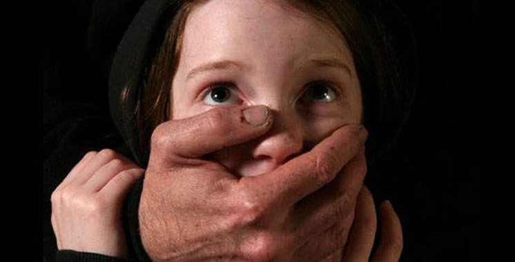 Il abuse sexuellement de l’amie de sa fille