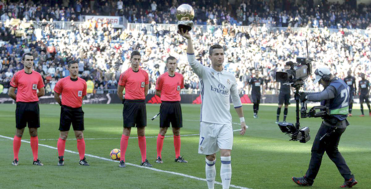 Real Madrid : Ronaldo présente son 5è Ballon d’or au stade Bernabeu