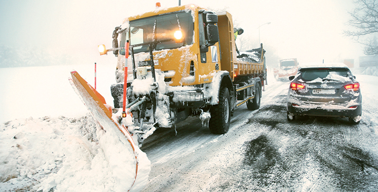 La neige fait des dégâts : 38 routes coupées et 900 écoles fermées !