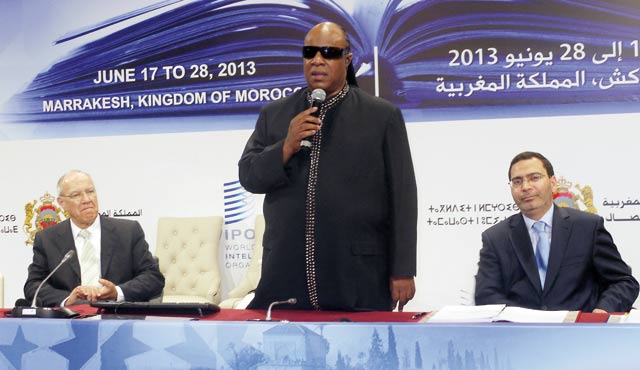Stevie Wonder exalte le miracle du traité  dédié aux déficients visuels