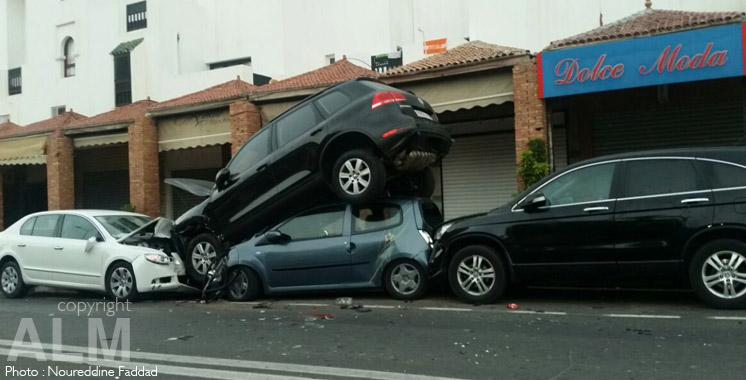 Accident insolite : un mille feuilles de voitures à Agadir