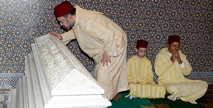 Le Roi préside une veillée religieuse à l’occasion du 19è anniversaire de la disparition de feu Hassan II