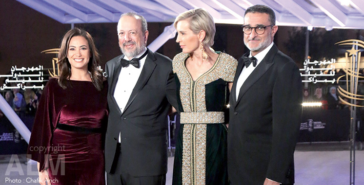 FIFM : Hend Sabry pose pour des photos avec des responsables du festival