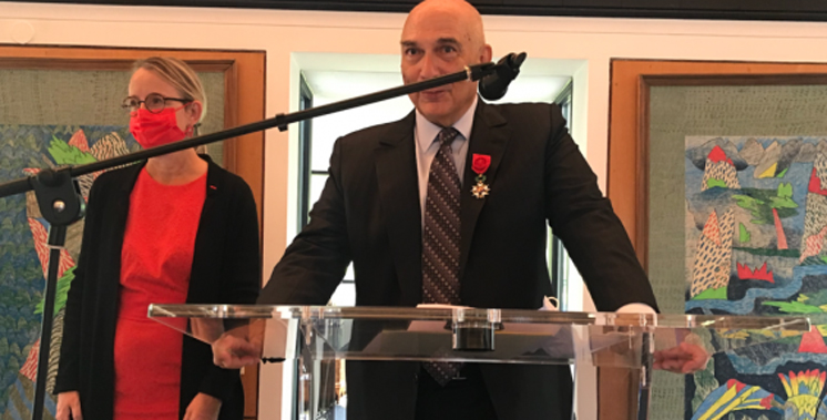 Mostafa Terrab décoré des insignes d’officier de la Légion d’honneur