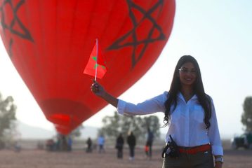 Ciel d’Afrique rend hommage au Maroc : Une montgolfière aux couleurs du drapeau marocain survole l'Atlas