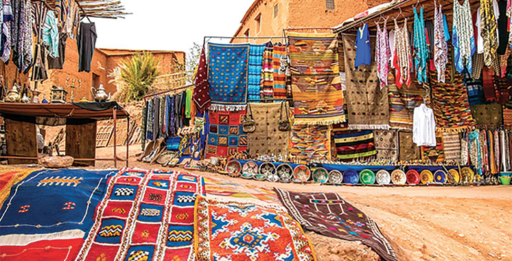Portant à vêtements en bois et cuir, artisanat Maroc