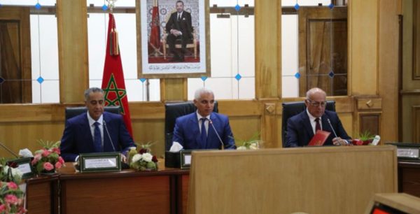 Khalid Ait Taleb, Abdellatif Hammouchi, et Omar Seghrouchni lors de la signature de la convention. (D.R)
