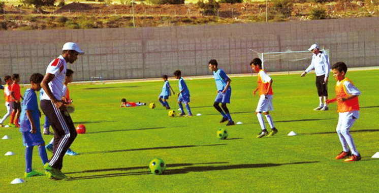 Les Enfants Jouent Au Football à L'école