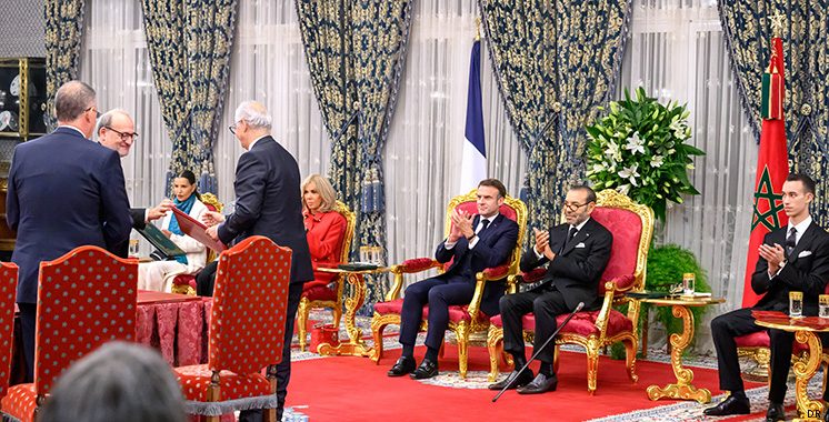 SM le Roi et le Président Emmanuel Macron président la cérémonie de signature de plusieurs accords entre le Royaume du Maroc et la République française