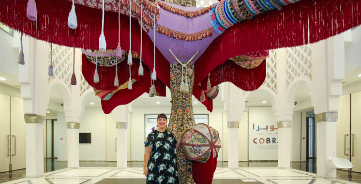 Il s’agit des œuvres de l’artiste portugaise Vasconcelos: Deux installations monumentales illuminent le hall du MMVI