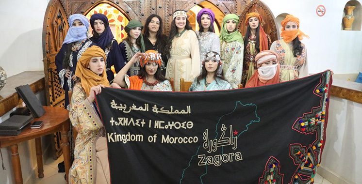 Zagora embrasse la magie du désert : la Designer-styliste internationale Fatima Zahra Filali Idrissi brille lors d’un défilé de mode historique