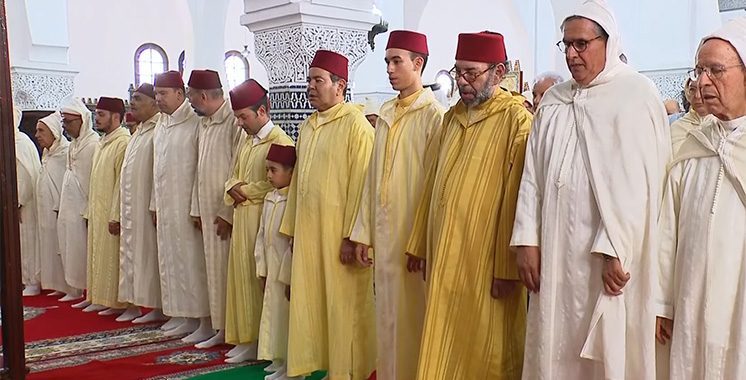 SM le Roi Mohammed VI, Amir Al-Mouminine, accomplit la prière de l’Aïd Al-Adha à la mosquée Hassan II à Tétouan et reçoit les vœux en cette heureuse occasion