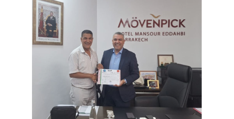 Le directeur général du Mövenpick Mansour Eddahbi Marrakech honoré par Press Club