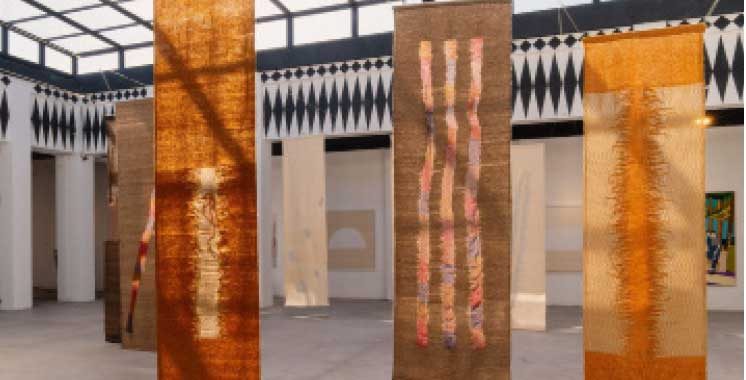 Une artiste marocaine transforme le tissage traditionnel en art contemporain