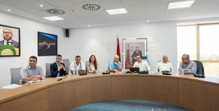 Le parti au pouvoir accuse son allié de débaucher ses élus avant les échéances électorales